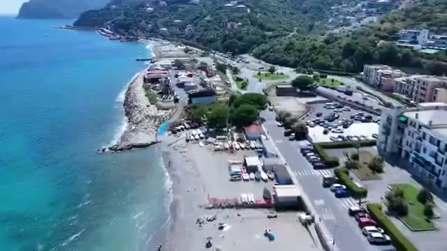 Spotorno ripreso dal drone: la spiaggia, il paese e la strada litoranea dall'alto
