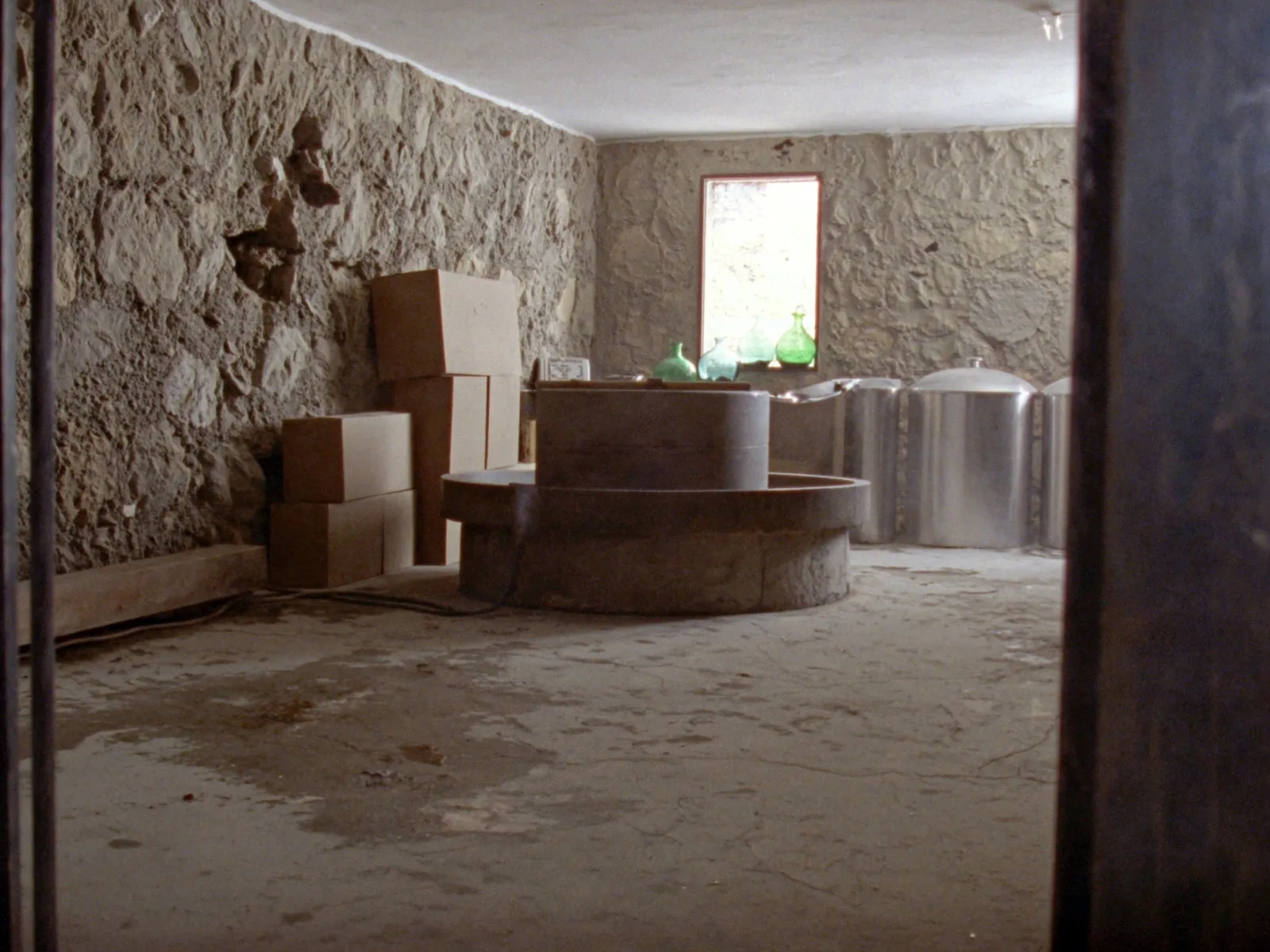 La sala del frantoio con le macine e i serbatoi in acciaio.