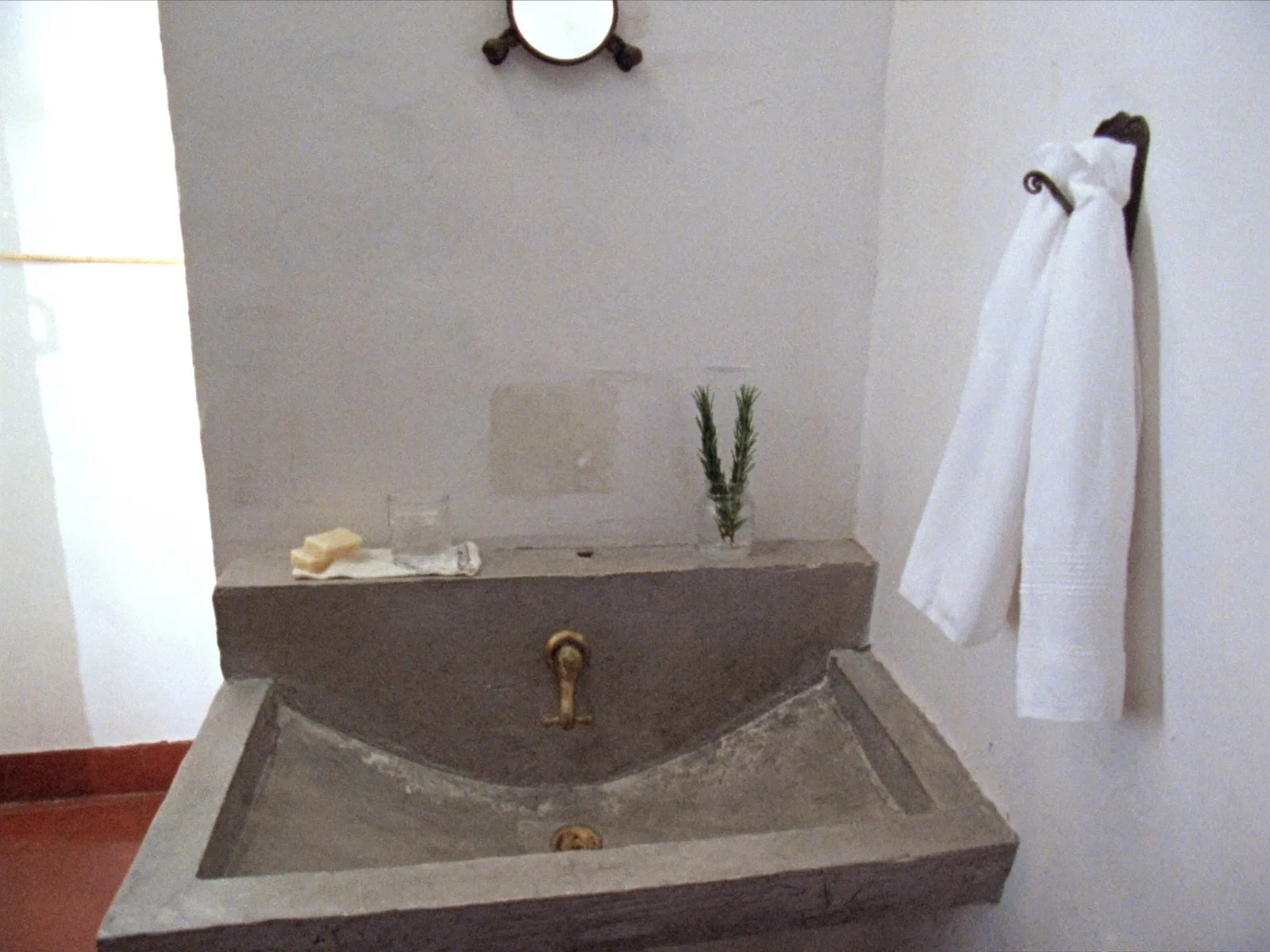 Il bagno con il lavabo in pietra