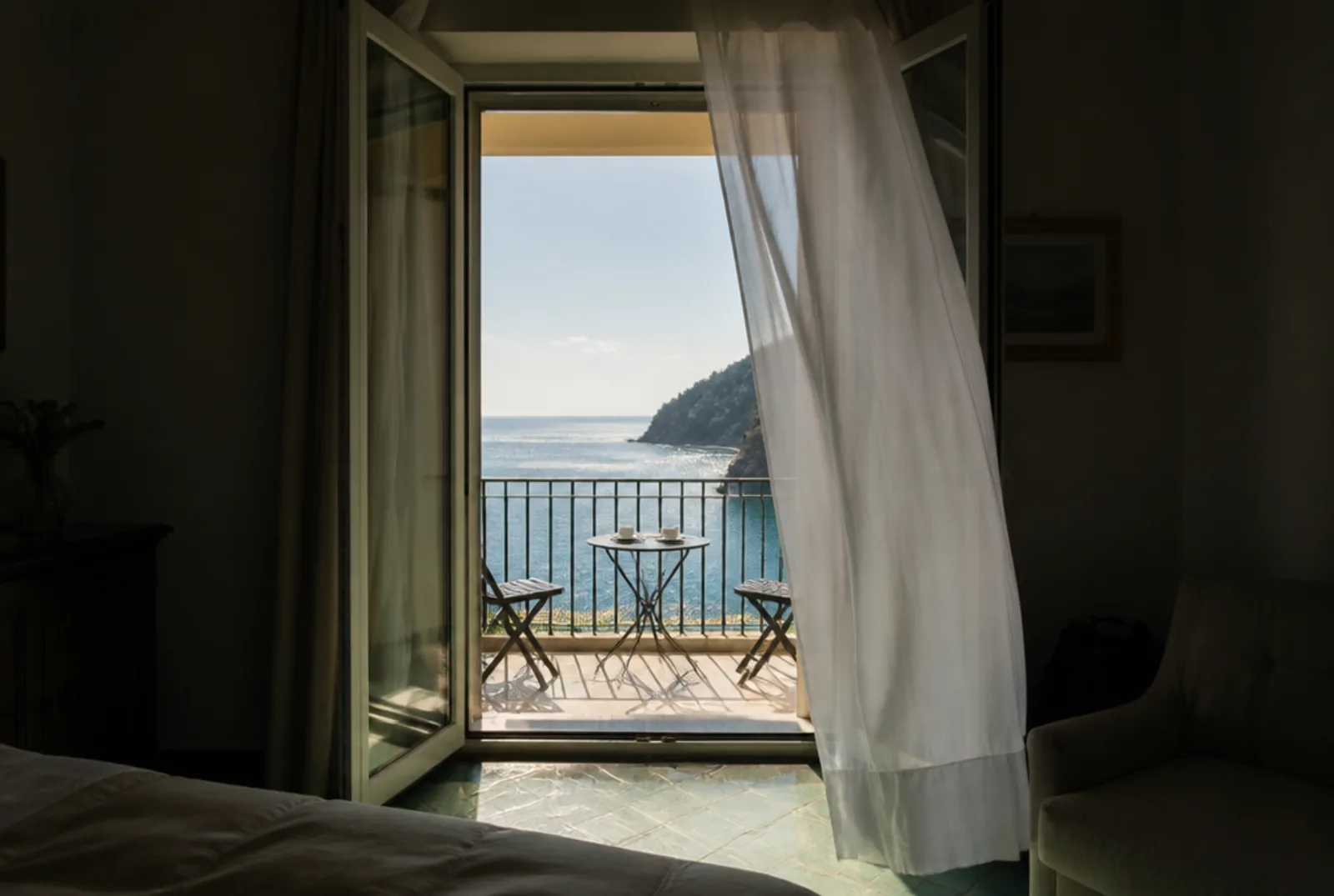 Una camera vista mare con la portafinestra sul balcone