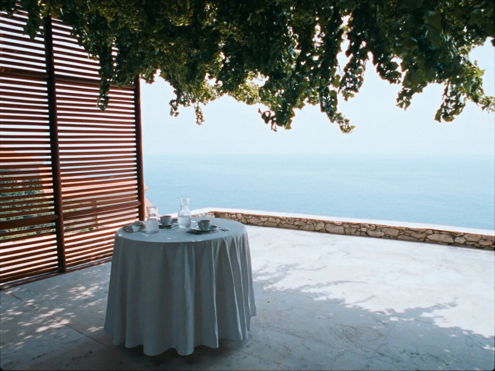 La terrazza della colazione apparecchiata
