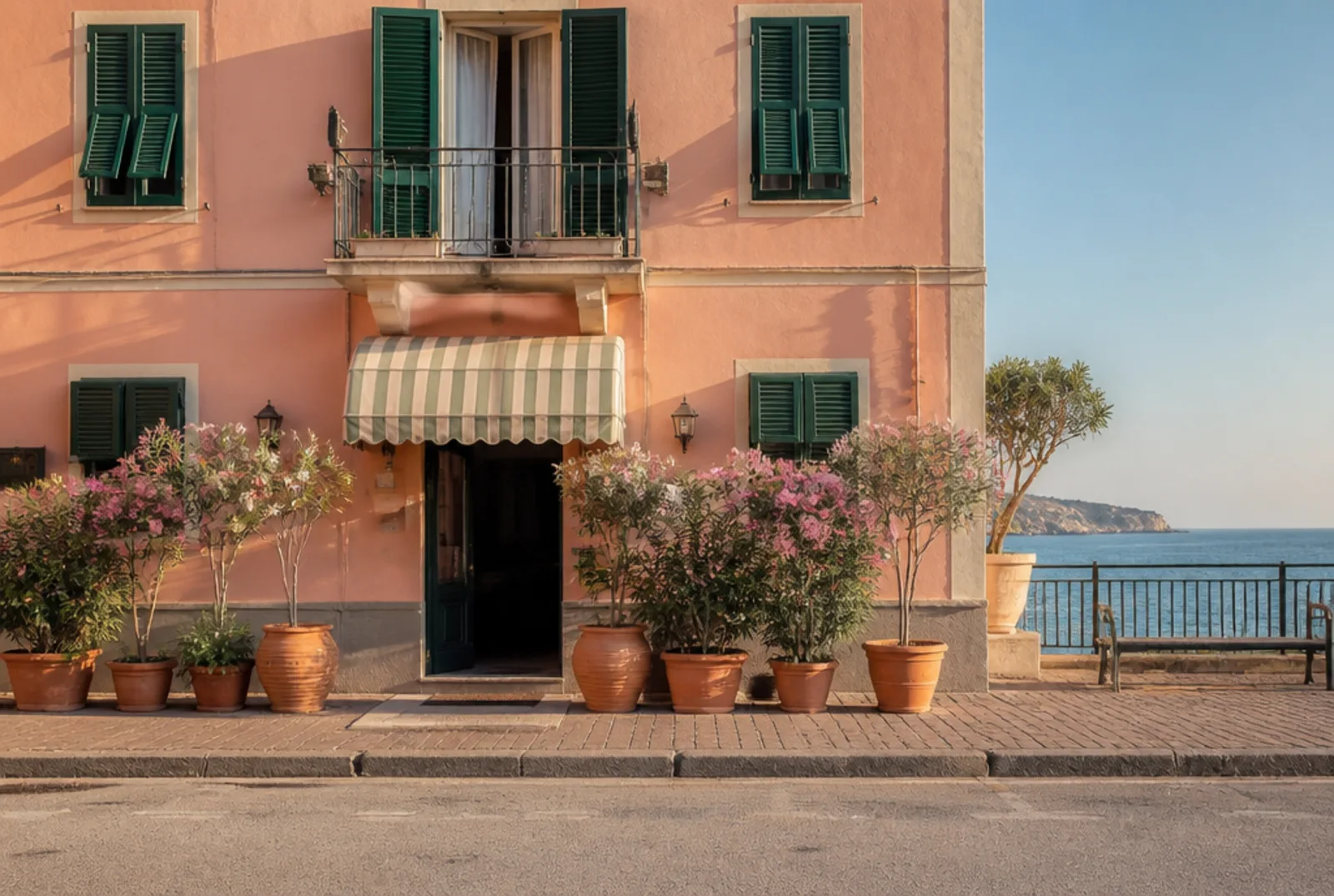 La facciata dell'albergo sul lungomare